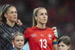 La capitaine Lia Wälti (à droite) et la gardienne Livia Peng sont optimistes avant de défier la Roja. KEYSTONE/TIL BUERGY